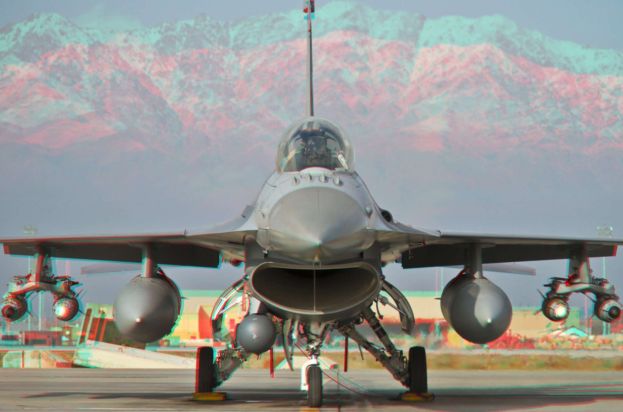 F-16 mit externen Treibstofftanks unter den Tragflächen, Public Domain
